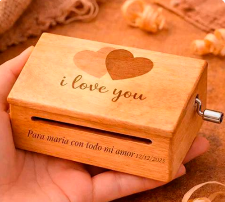 Caja de música personalizada con corazones y la dedicatoria I love you